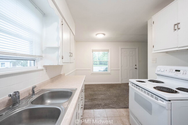 Building Photo - "Cozy 2-Bedroom Gem in Indianapolis – Your...