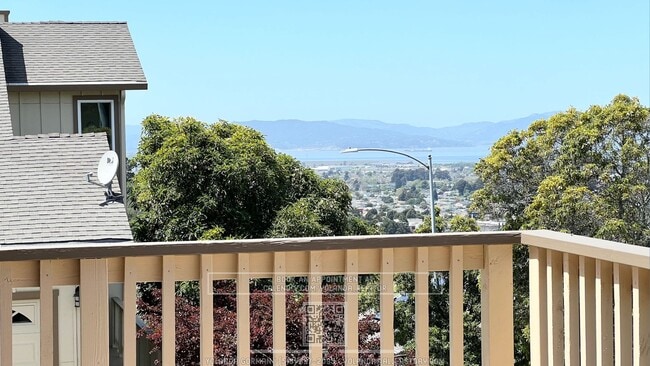 Building Photo - Beautifully 3BR Townhome with Huge Loft St...