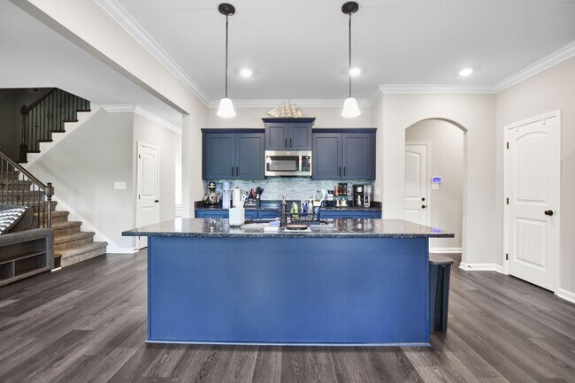 Building Photo - Pet Friendly Four Bedroom with Bonus!