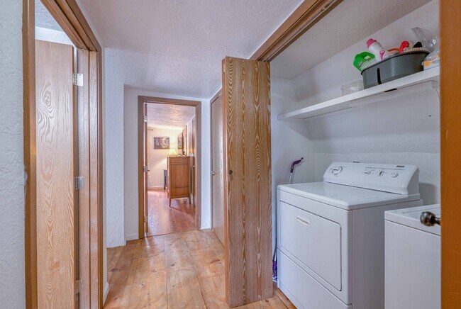 Building Photo - 104 Meadowood