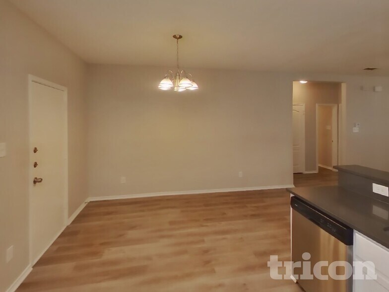 Building Photo - 207 Moonlight Dr