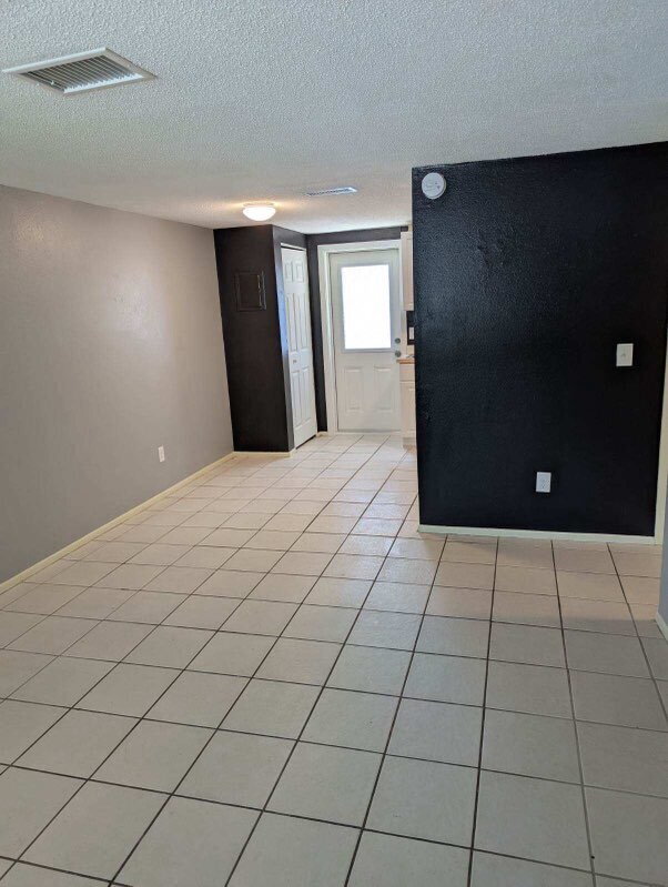 Building Photo - "Charming 2-Bed Home in Holiday, FL – Cozy...