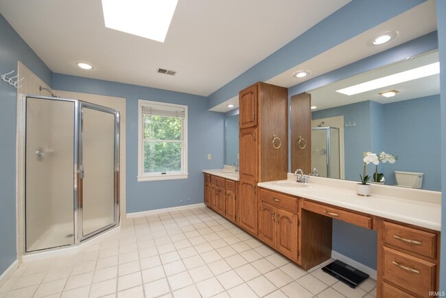 Building Photo - 3801 W Capilano Dr