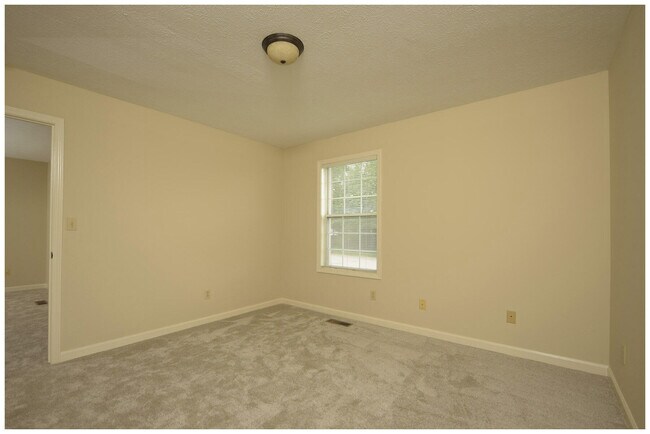 Building Photo - 105 Oakmont Ln
