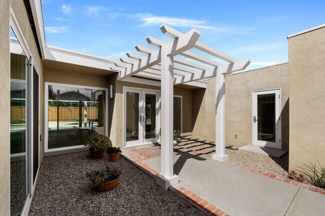 Building Photo - REMODELED 4 BD/3.5 BA RANCH STYLE HOME IN DOVER SHORES