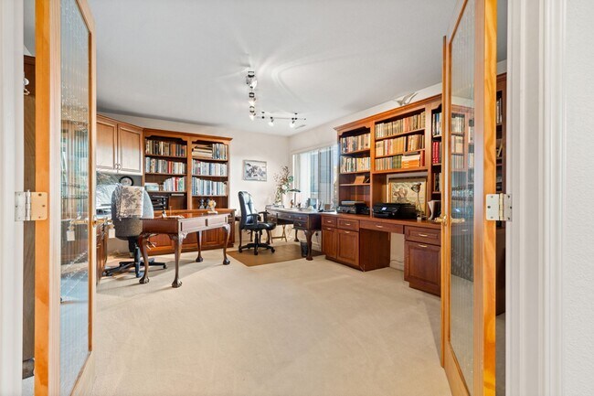 Building Photo - Breathtaking Views & Luxurious Furnished Rental in Oakmont's 55+ Community!