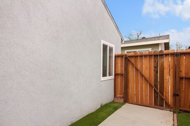 Building Photo - Olive Avenue Triplex