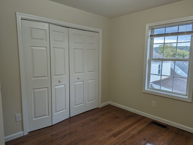 Building Photo - 33 Hallock St