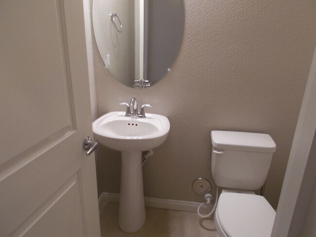 Building Photo - Immaculate 4 BR, 3.5 Bath, 2 Car Garage Ho...