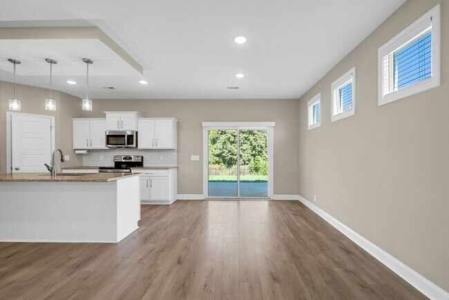 Building Photo - Luxury Meets Comfort: 5-Bed Beauty with Ch...