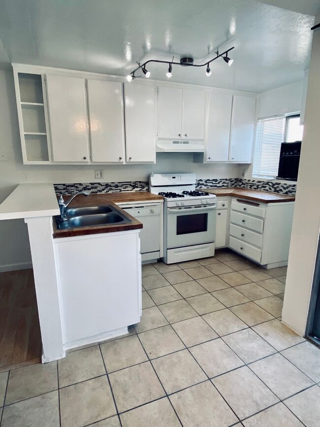 Primary Photo - 1 BEDROOM 1 BATHROOM CONDO!! HARDWOOD FLOO...