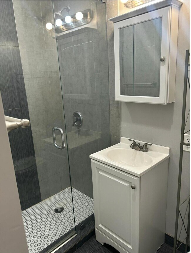 Building Photo - 411 Nathan Hale Rd