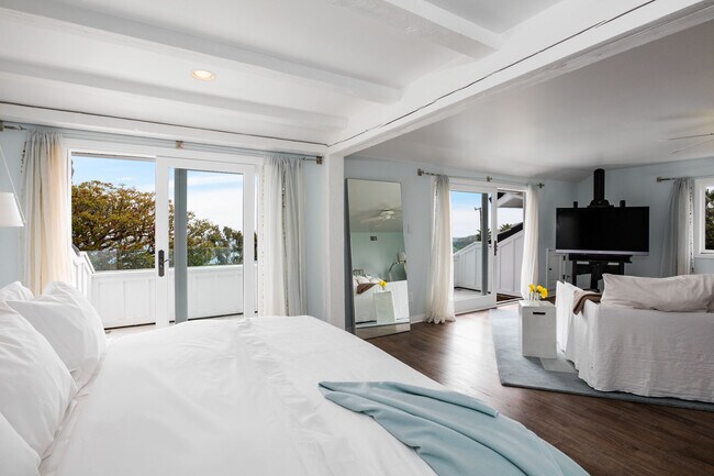 Sitting area in master - 29225 Cliffside Dr