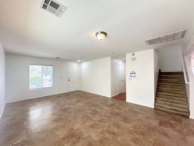 Building Photo - 560 Playa Linda Pl