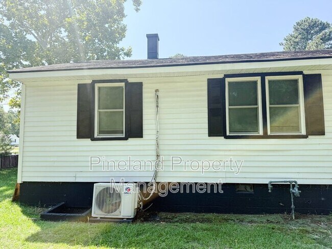 Building Photo - 2108 Rogers Dr