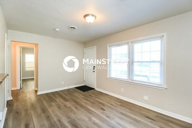 Building Photo - 4 Bedroom Pet-Friendly Home in MIDWEST CIT...