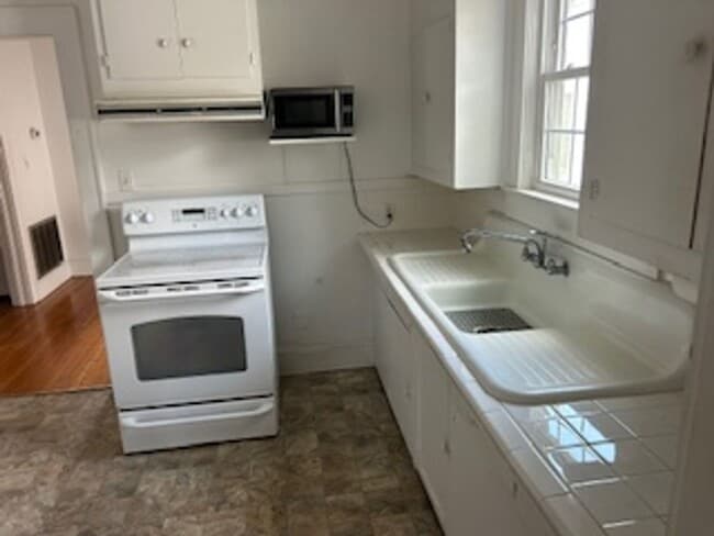 Building Photo - Quiet Downtown property