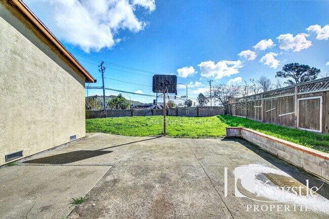 Building Photo - 121 Radcliffe Dr