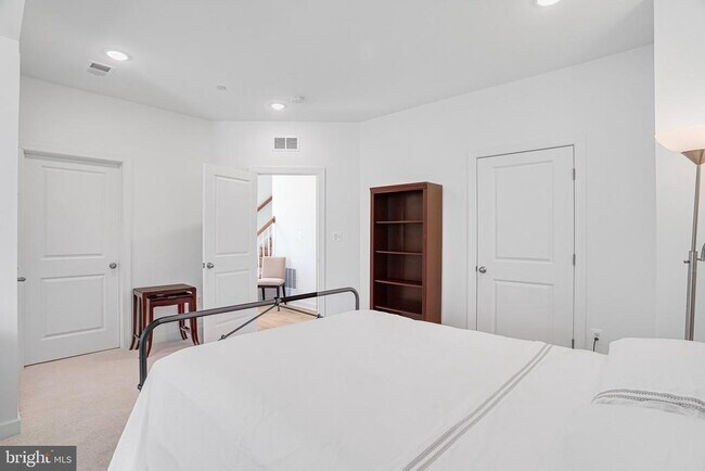 Building Photo - 4975 Longmire Wy