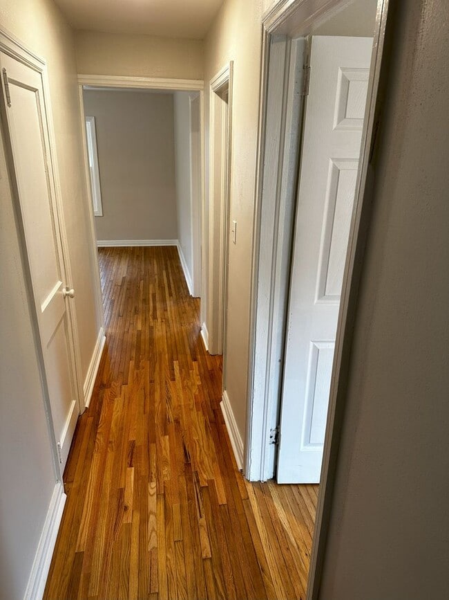 Building Photo - 2 Bedroom Home with Spacious Backyard and Modern Upgrades