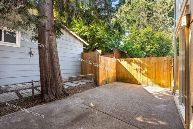 Building Photo - Renovated 2 bedroom townhouse in Piedmont