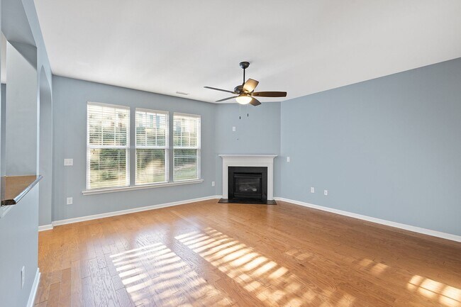 Building Photo - 3 Bed 2.5 Bath Home located in Heritage Hills, Wake Forest