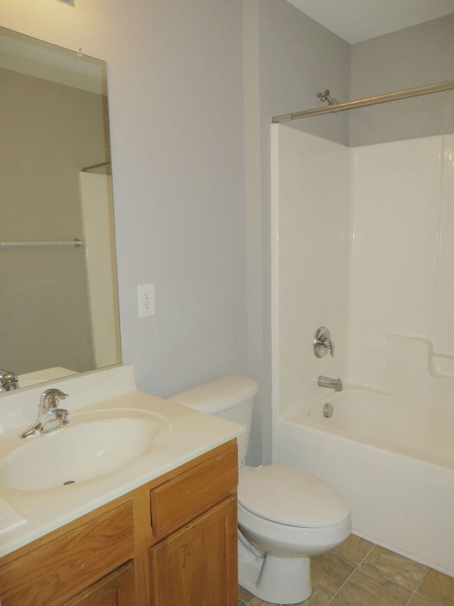 Building Photo - Great 3 Bed 2.5 bath townhome in Sunset Po...