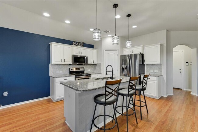 Building Photo - 725 Pinnacle Dr