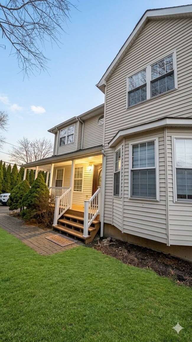 Building Photo - 352 Lake Ave S