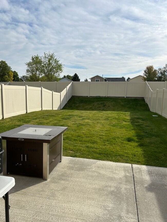 Building Photo - Beautifully Updated Town Home in the Heights with large, fenced yard