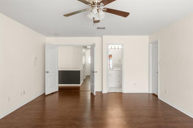 Building Photo - 300 Emerald Fields Ln