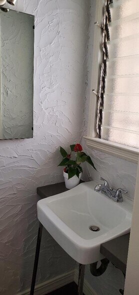 POWDER ROOM - 6326 Orange St
