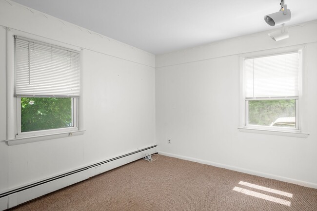 Building Photo - 4-bedroom, 2-bathroom home located in the ...