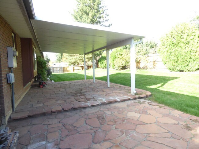 Building Photo - 5 Bd 3 Ba Home in Sandy