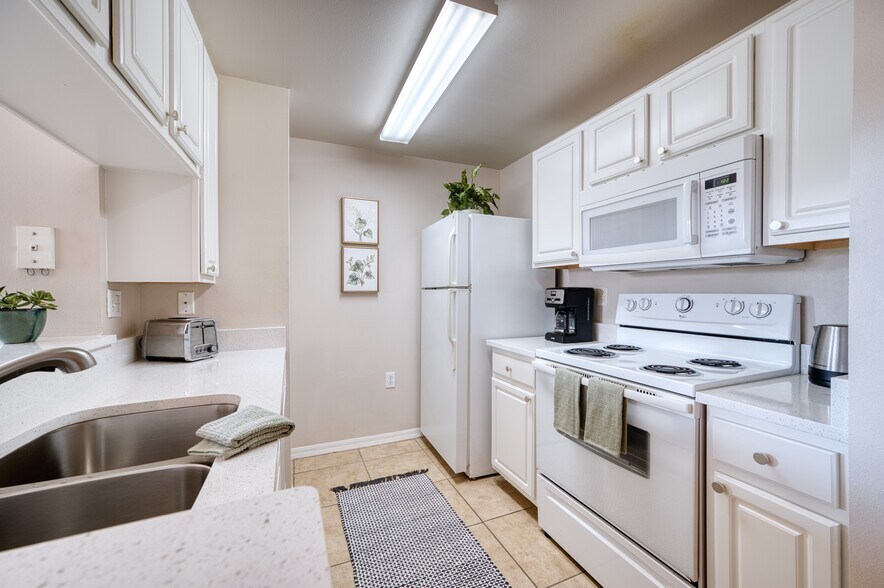 Kitchen (new Quartz countertops) - 5551 Bentgrass Dr