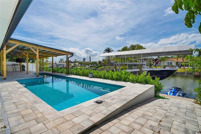 Building Photo - 3944 Doral Dr
