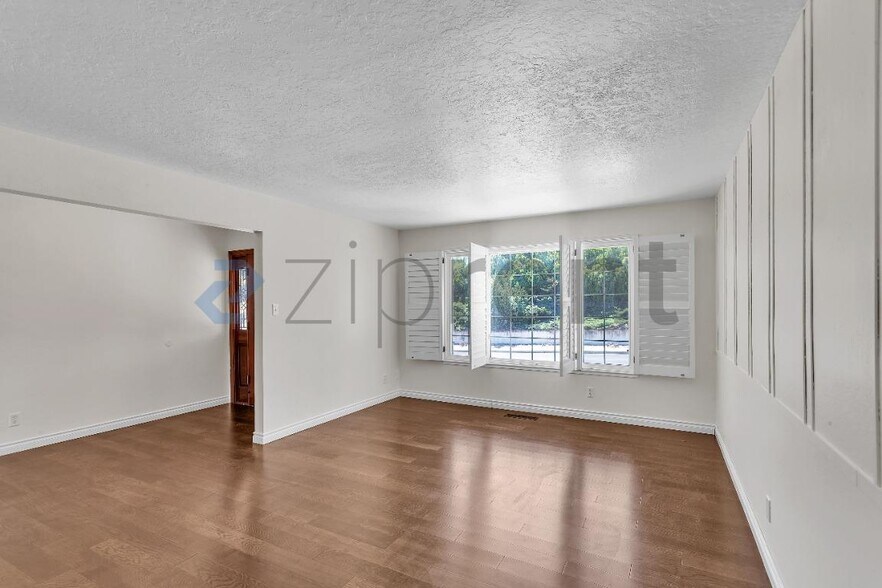 Building Photo - Unit