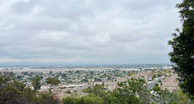 Building Photo - Hillside 3 Bed / 1 3/4 Bath Ranch Style Ho...