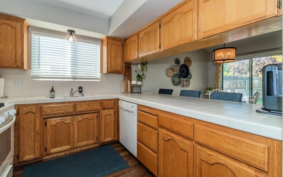Breakfast Bar - 3828 E Auburn Dr