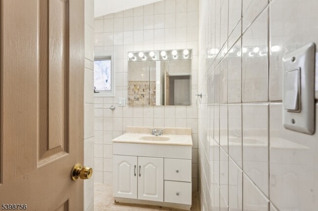 Building Photo - 374 Boyden Ave