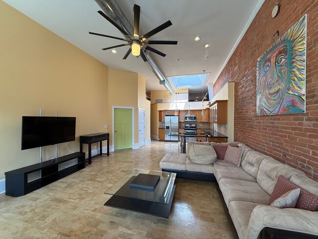 Building Photo - Downtown Loft!