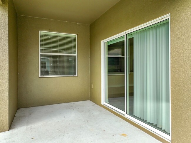 Building Photo - 6 BEDROOM 3 BATHROOM TWO STORY HOME ON IND...
