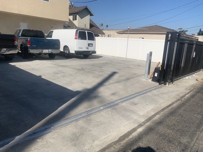 Building Photo - 708 W Gage Ave