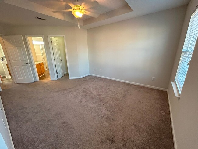 Building Photo - Updated 3 bedroom, 2 1/2 bathroom single f...