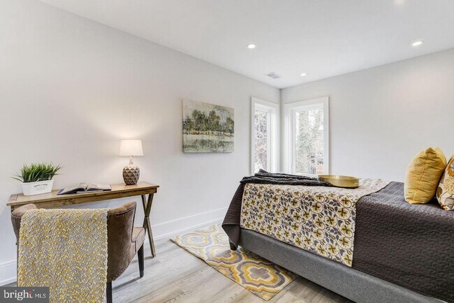 Building Photo - 525 Park Rd NW