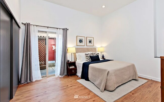 Building Photo - Capitol Hill 2-bedroom Condo