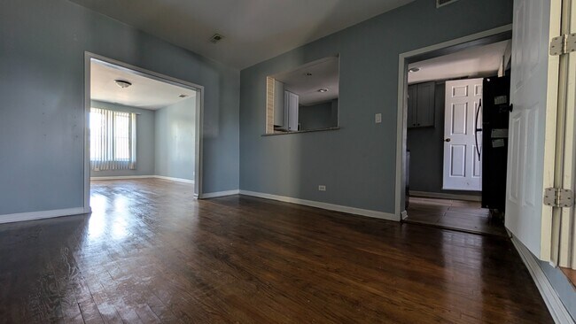 Building Photo - Spacious 3BR Apartment in Oak Park – 1,326...