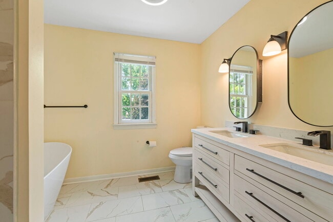 Building Photo - 630 Maple Ct