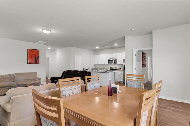 Building Photo - Spacious 4-Bedroom Home with Modern Upgrad...