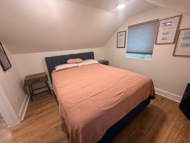 Building Photo - Spacious 4-Bedroom Home in the Heart of Edgewater